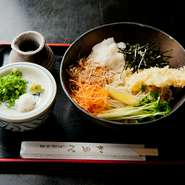 えびの天ぷらを人参や大根おろし、かいわれと共に味わうので、とてもさわやかな風味が広がる人気メニュー。つけ麺スタイルでいただきます。