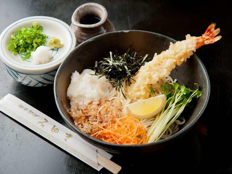 食材の専門業者を介して買付する新鮮な玉子や野菜