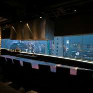 目の前で調理をしてもらえるカウンター席は、窓に面しています。美しい神戸の街並みを見渡しつつ、美味しい鉄板料理を堪能。シェフのパフォーマンスや愉快なトークによるサポートで、満足感を得るデートができます。