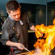 目の前で行われる、鉄板パフォーマンス。自分のものにするのは難しく、シェフは時間をかけて身に付けています。その技に老若男女問わず圧倒されるほど。特別な日でなくても、特別に感じてしまいます。