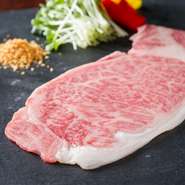 厚めにスライスした神戸牛を、仕上げとして季節の野菜や特製ガーリックチップと一緒に鉄板で焼きます。こだわりのある神戸牛の旨味を「しゃぶしゃぶ」で。
