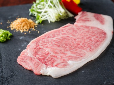 ガーリックチップと厚めにカットされた神戸牛が美味しい『名物　特選神戸牛のしゃぶしゃぶ焼』