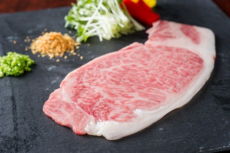 ガーリックチップと厚めにカットされた神戸牛が美味しい『名物　特選神戸牛のしゃぶしゃぶ焼』