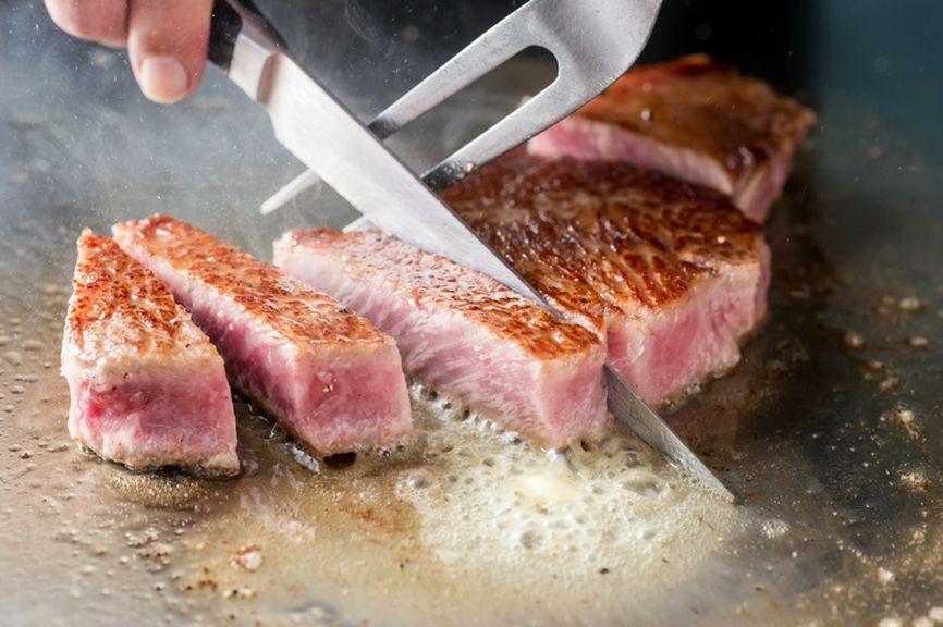 オーナー厳選、世界的に有名な神戸牛をできたてで。上質なお肉そのものの味を堪能