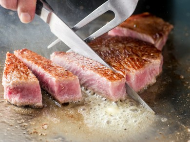 オーナー厳選、世界的に有名な神戸牛をできたてで。上質なお肉そのものの味を堪能