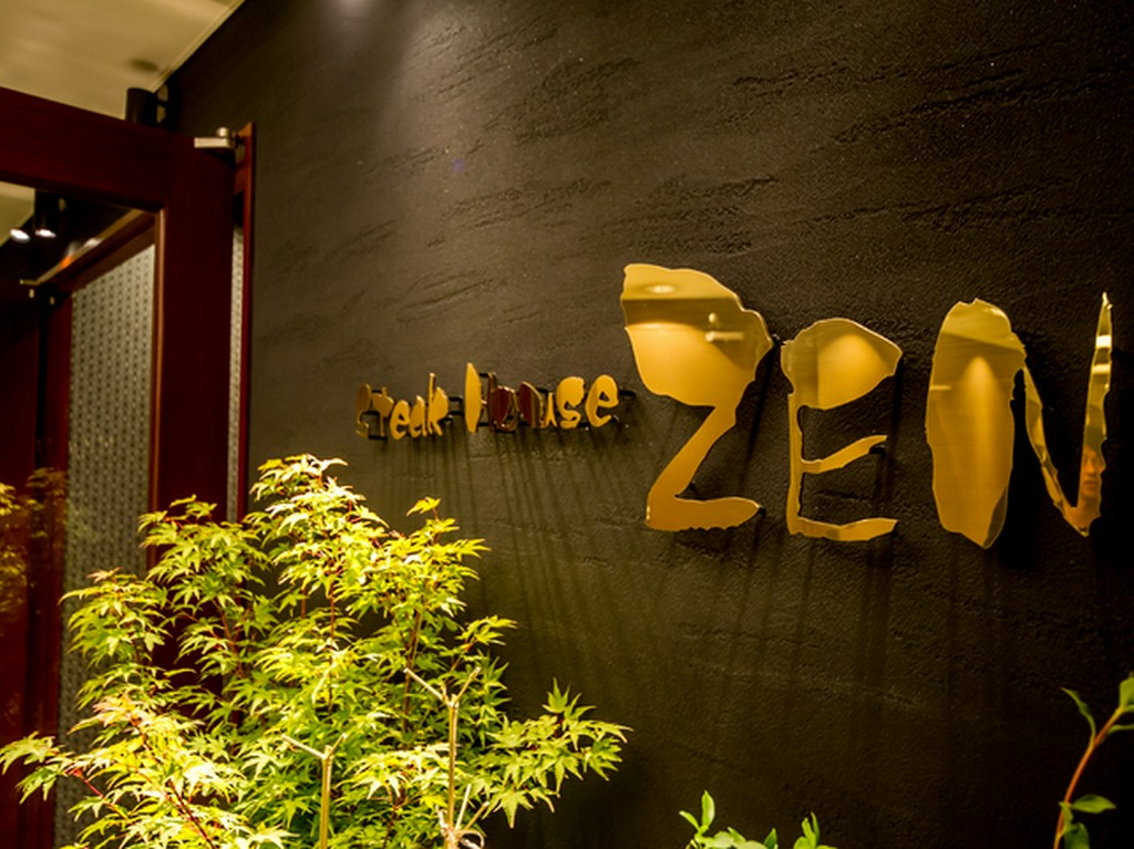 絢爛で、上品な佇まいの入口