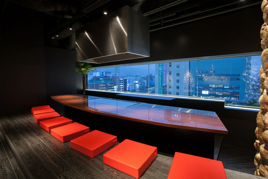 鉄板で調理された熱々のお料理をカウンター席で