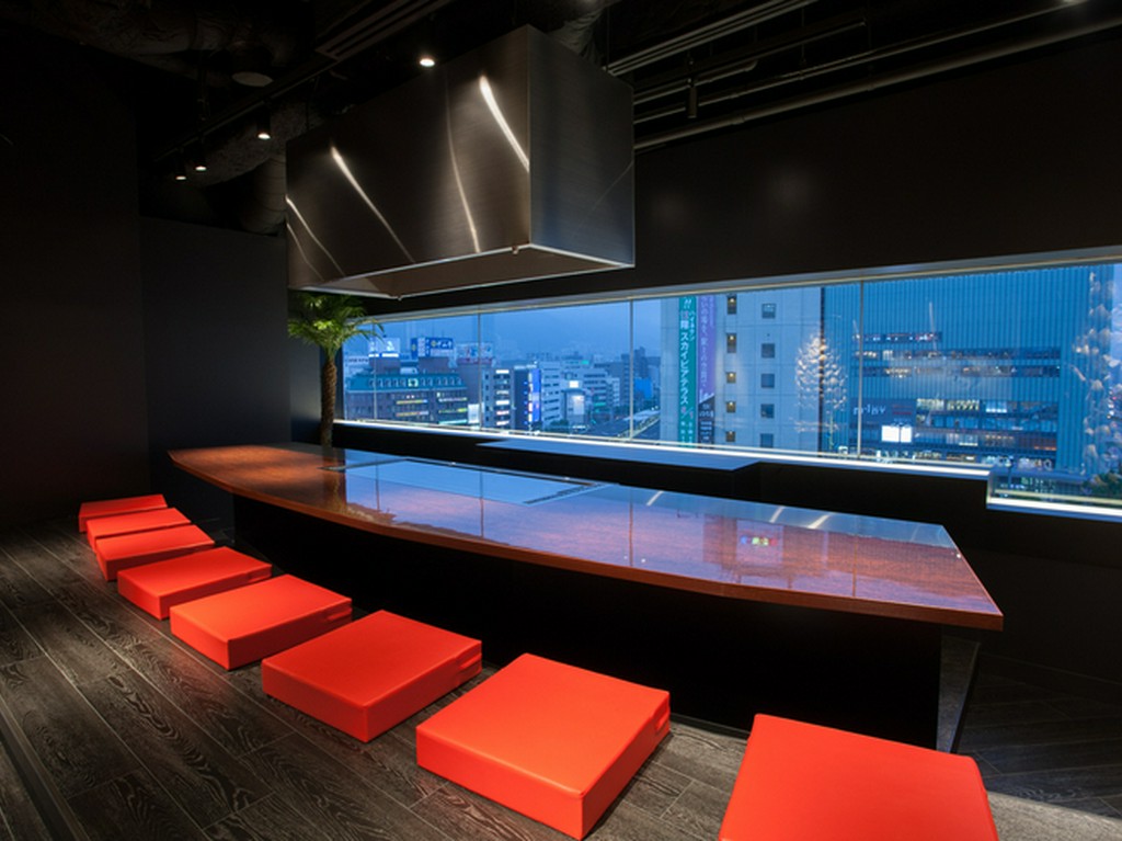 鉄板で調理された熱々のお料理をカウンター席で