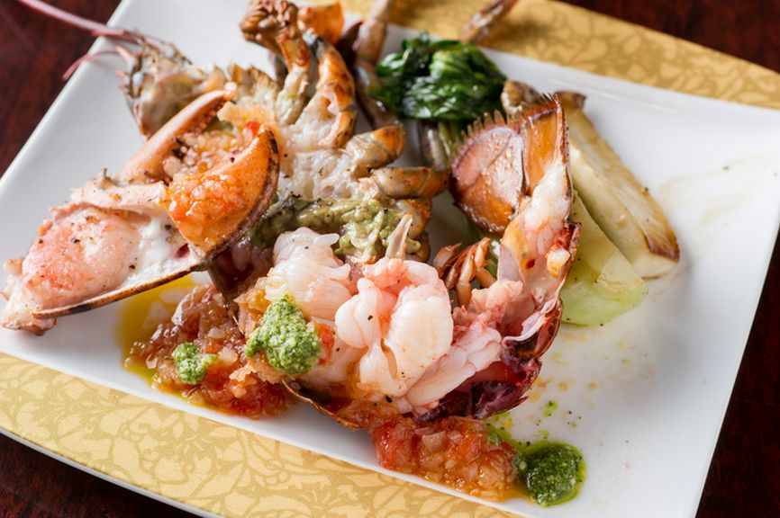 鉄板で調理された新鮮な魚介類