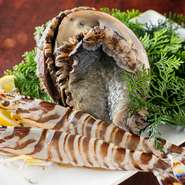 注文を受けたあと生け簀から出して調理をするため、新鮮そのもの。にんにくやハーブ、エシャロットなどを混ぜ合わせたブルゴーニュ風バターソースをかけて。癖になる歯ごたえがたまらない一品です。