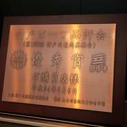 神戸ビーフ品評会で優秀賞をとった但馬牛を購入したことがあるほど、その質と美味しさには強いこだわりを持っています。オーナーが厳選した、神戸牛が持つ肉本来の旨みをサーロインンステーキで感じてください。