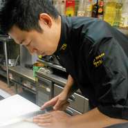 期待をして食事を待つ、お客様へ。「ありきたりな」ものではなく、手間をかけた「期待以上」のものを届けること。責任を持ってサービスをすることにより、感動や喜びを感じていただけることが当店のおもてなしです。