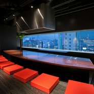 鉄板上でのパフォーマンスは、お店の売りの一つ。しかし久保料理長は他のシェフたちとは違って調理場で控え、調理のみに徹しています。お客様に喜んでもらえる味を提供するため、気合を込めて腕を振るっています。