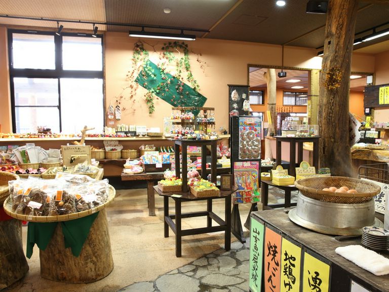 心を込めて従業員が手を掛けつくった店内は、山の中のオアシス
