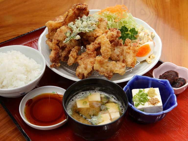小鉢にサラダも付いて満足できる『とり天定食』