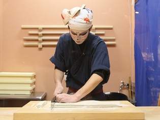 湿度やこねた感覚で水の量を変えている『手打ちそば』