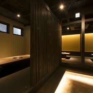 こだわりの黒毛和牛A5ランクを味わえる【焼肉 隆庵】。ゴールドの壁が間接照明で浮かび上がる店内は、シックでゴージャスな雰囲気です。極上の焼肉を思う存分堪能しましょう。