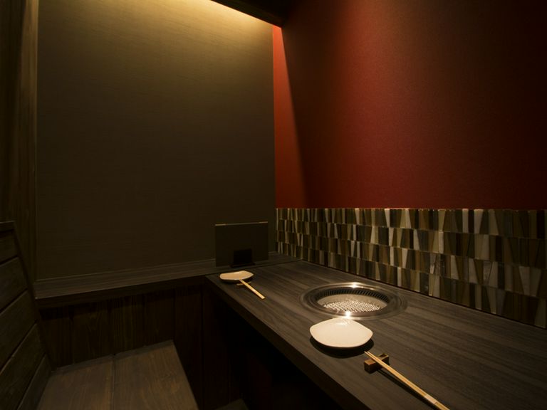 赤と黒のコントラストがオシャレなボックス席で二人だけの時間を