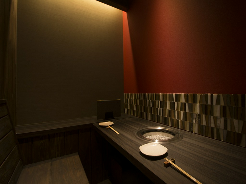 赤と黒のコントラストがオシャレなボックス席で二人だけの時間を