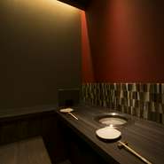 ワンランク上のデートがしたい時におすすめの【焼肉 隆庵】。赤と黒のコントラストがオシャレなボックス席で二人だけの時間を過ごしましょう。しっとりと落ち着いた雰囲気で極上の焼肉を楽しめます。