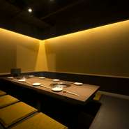 華やかさとシックさが融合された座敷席。掘りごたつなので、足を伸ばしてくつろぎながら、ゆったりと楽しめます。特別な日、お祝い、記念日などの会食にぴったりの空間です。