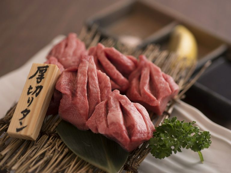 希少部位の旨味が凝縮！『厚切りタン』