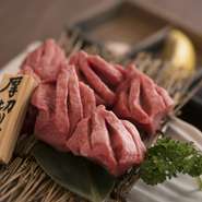 『厚切りタン』は、タン元の一番根っこの部分のこと。希少部位のひとつで、1本から150～200gしか取れない貴重な肉です。霜降りが美しく、脂肪分も多いので旨味が凝縮されています。