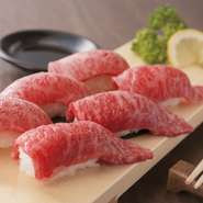 新鮮な黒毛和牛A5ランクだからこそ味わえる生の旨味。『握り六貫盛合わせ』は、まるで高級寿司店で出てくるようなツヤツヤの握りが鎮座しています。醤油をサッとつけて召し上がれ！