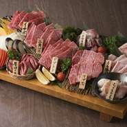 ズラッと並んだ多種多様な生肉が圧巻の『特上まな板盛り』。イチボ、三角バラ、ザブトン、リブ芯、厚切りタン、ミックスホルモン、もち豚バラ、さつま赤鶏に相性のいい焼き野菜も添えています。