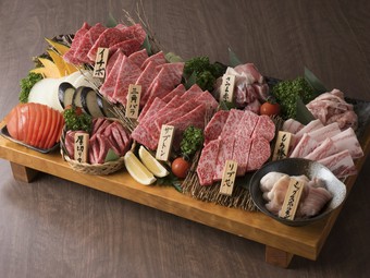 黒毛和牛A5ランクからもち豚バラまで！『特上まな板盛り』