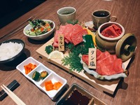 ・A5黒毛和牛カルビ(60g)
・A5黒毛和牛壺漬け肉(60g)
(希少部位の切り落し)
・牛タン塩(4枚)
・キムチ3種盛り合わせ
・サラダ
・わかめスープ
・ご飯
・コーヒー