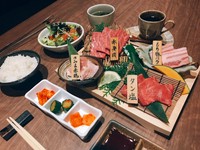 ・A5黒毛和牛赤身肉(45g)
・国産もち豚バラ(2枚)
・さつま赤鶏(30g)
・牛タン塩(4枚)
・キムチ3種盛り合わせ
・サラダ
・わかめスープ
・ご飯
・コーヒー