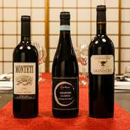 上品ながらしっかりとした旨みを兼ね備えた松阪牛や、『寿き焼』の割り下との相性を考え、ワインはボトルとグラスでセレクト。松阪牛の美味しさに寄り添う日本酒も粒揃いです。※仕入れ状況により変更がございます