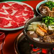 目で楽しませることもご馳走のひとつと考え、円卓には朱の輪島塗を使用。『寿き焼』には南部鉄の鍋を使い、炭は茶席でも使われる煙の少ない菊炭を用いるなど、そこかしこに老舗のこだわりが見てとれます。