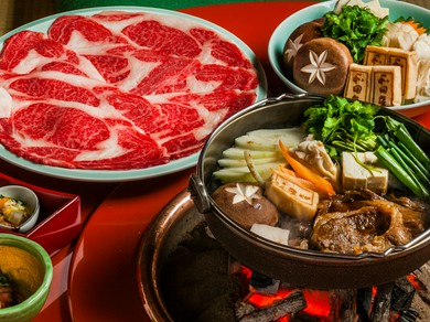 輪島塗の円卓や鉄鍋、炭など、細部にまで行き届く老舗のこだわり