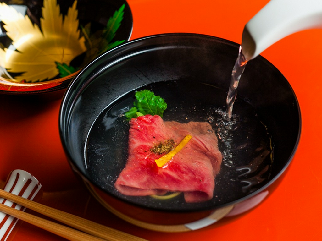 牛肉に特製の和出汁をかけていただく『和田金肉すまし』