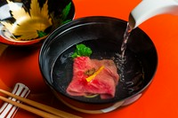 牛肉に特製の和出汁をかけていただく『和田金肉すまし』