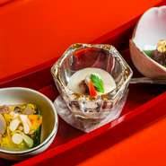 牛肉のそぼろ煮と季節の野菜のムース、野菜のゼリー寄せの3品が盛られた一品。寿き焼だけでなく、丁寧な仕事が光る料理にも老舗の矜恃がうかがえます。