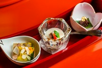 牛肉のそぼろになどの3品が供される『和田金三種盛』