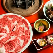 厚めに手切りした松阪牛の生肉を南部鉄の鍋で焼き上げる伝統の『寿き焼』。力強い肉の旨み、たまり醤油で仕立てた秘伝のタレが織りなす味わいは圧倒的ですらあります。口の中が幸せで満たされます。