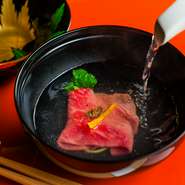 松阪牛のみすじ肉に特製の和出汁をかけ、蓋をしめて待つことしばし。15秒ほどして蓋を開け、肉が美しい桜色になれば完成です。口の中で蕩けていく味わいと食感は、みすじ肉最大の魅力。