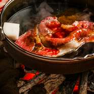 口溶けがよく上品な甘さの脂と、旨みの強い赤身肉の絶妙なバランスが松阪牛の特徴です。その美味しさを最大限に引き出すため『寿き焼』は菊炭を使い南部鉄の鉄鍋で焼きあげます。秘伝のタレと相性をお楽しみ下さい。