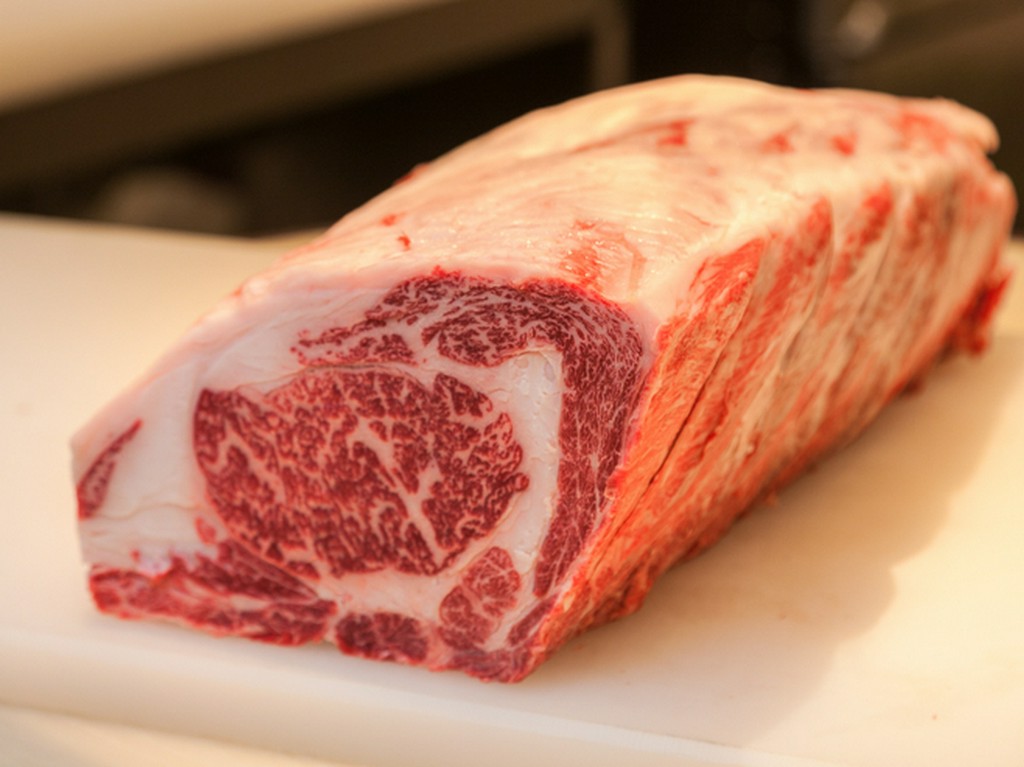 自社牧場で飼育し、精肉と厚めのカットにこだわる松阪牛