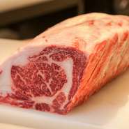 店で使う松阪牛は兵庫県但馬の黒毛和種牛の中から雌の未経産牛のみを仕入れ飼育、出荷までを自社牧場で管理。精肉を使うのは当然、一般的なすき焼きよりも厚めにカットすることで力強い味わいと美味を引き出します。