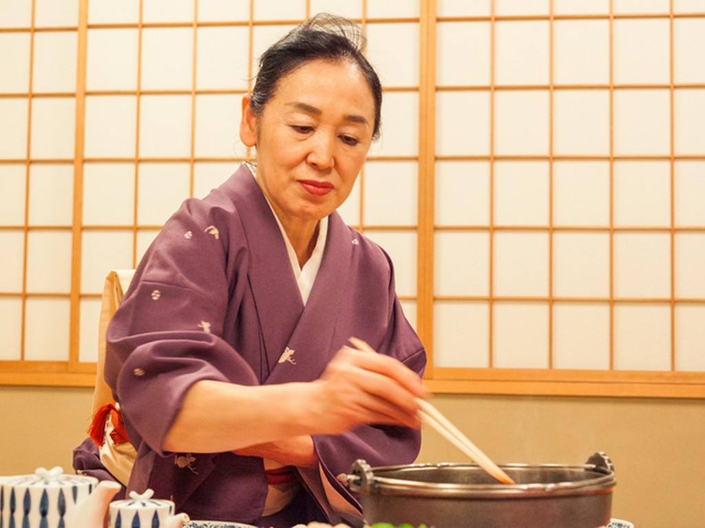 老舗のもてなしに心解きほぐし、最高の『寿き焼』を堪能する