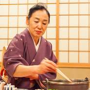 松阪牛を最高の状態で味わってもらうため『寿き焼』はお客様自身で焼くことはなく、部屋付きの仲居が焼かせていただきます。美味しいご馳走はもちろん、シーンに合わせたもてなしでお客様の寛ぎの時間を演出します。