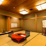 大切なお客様をもてなすには、料理の美味しさは当然、店の雰囲気やもてなしも重要です。部屋はすべて個室のみ。四季の草花を添えた和の空間が大切なひとときを約束します。