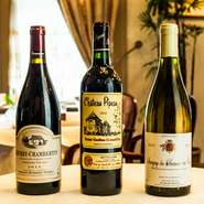 ブルゴーニュとボルドーを中心にフランス産のワインを100種ほどセレクト。あえてグランヴァンを置かずに、料理にしっかりと寄り添う手頃な価格のワインを用意しています。バイザグラスでのオーダーもおすすめです。
