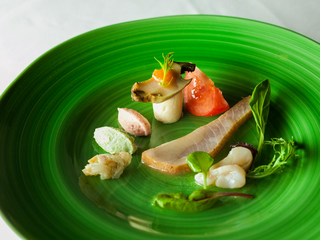 ヒラマサを熟成させ、軽くスモークをかけた『志摩で揚がった巨大ヒラマサの瞬間燻製 海の幸とともに』