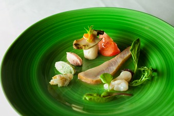 ヒラマサを熟成させ、軽くスモークをかけた『志摩で揚がった巨大ヒラマサの瞬間燻製 海の幸とともに』